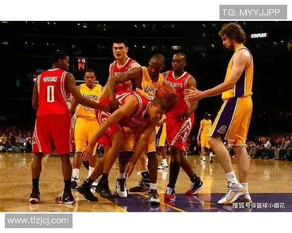 阿泰斯特精准传球助姚明轻松得分展现默契配合的精彩瞬间