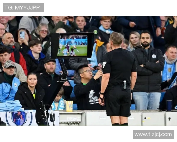 友谊赛惊现乌龙球里昂大胜拜仁引发争议判罚全场沸腾 友谊赛惊现乌龙球里昂大胜拜仁引发争议判罚全场沸腾